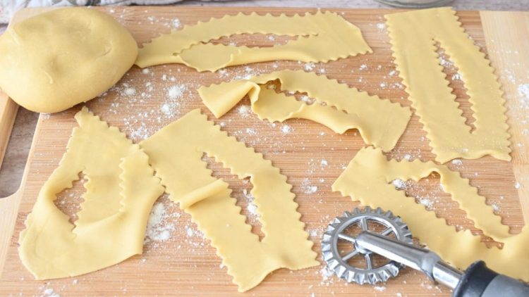 Chiacchiere di Carnevale: Italian Carnival Sweet Fried Pastries