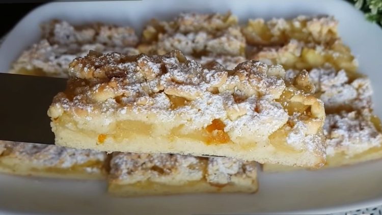 Easy Apple Crumble Cake