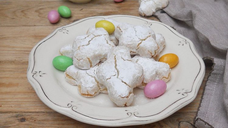 Colombine: Italian Almond Cookies with Soft Centers